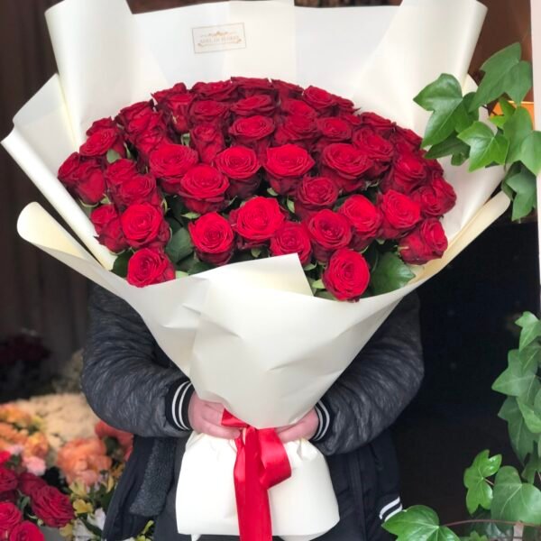 Bukiet z 51 czerwonych róż w beżowym opakowaniu