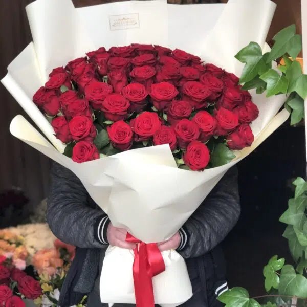 Bukiet z 51 czerwonych róż w beżowym opakowaniu