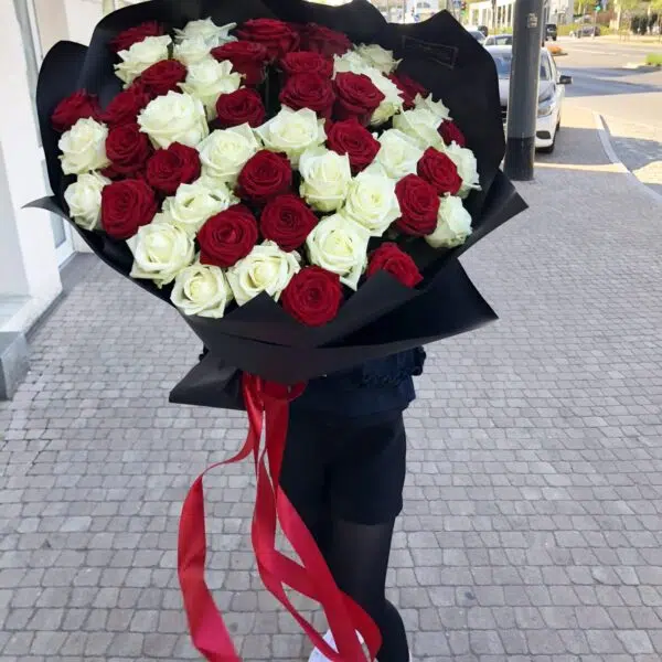 Bukiet z białych i czerwonych róż w czarnym opakowaniu