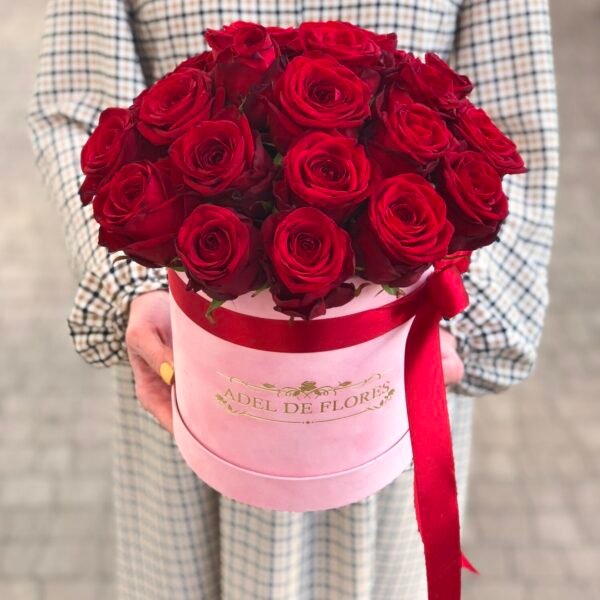 Średnie różowe welurowe pudełko z czerwonymi różami