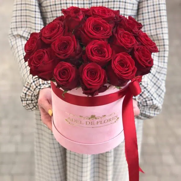 Średnie różowe welurowe pudełko z czerwonymi różami