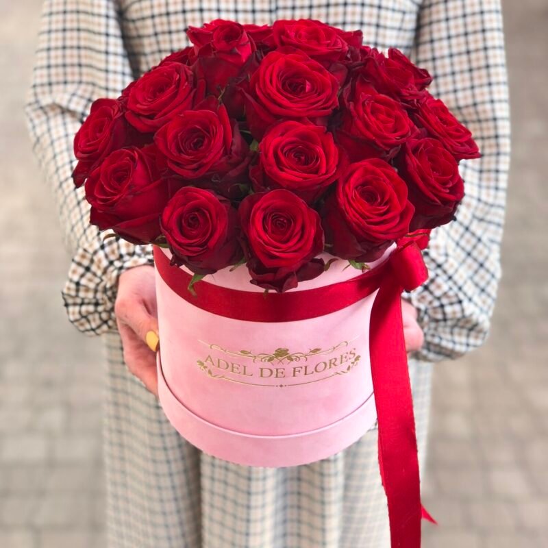 Średnie różowe welurowe pudełko z czerwonymi różami