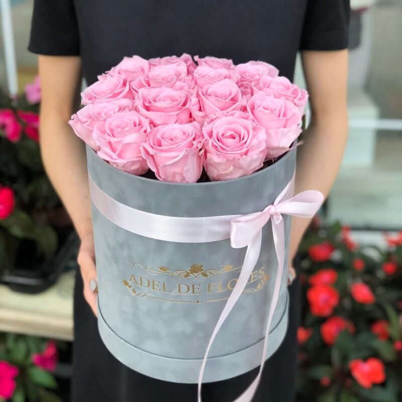 Duże welurowe pudełko z różowymi wiecznymi różami