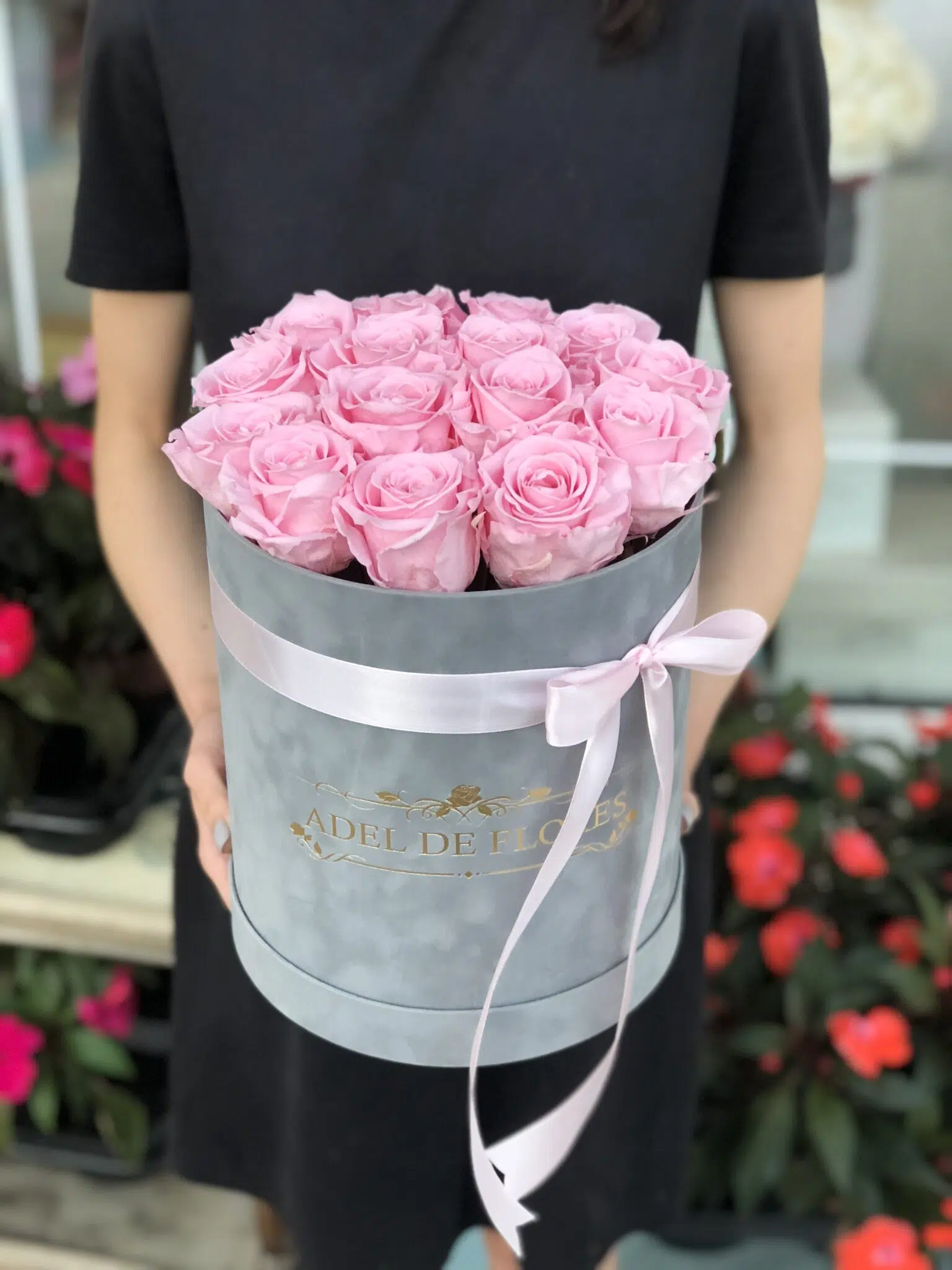 Duże welurowe pudełko z różowymi wiecznymi różami