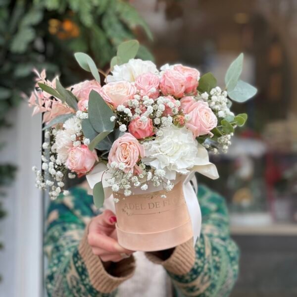 Małe beżowe pudełko z delikatnym mixem kwiatów