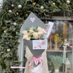 Букет роз в комплекте с коробкой, наполненной макарунами