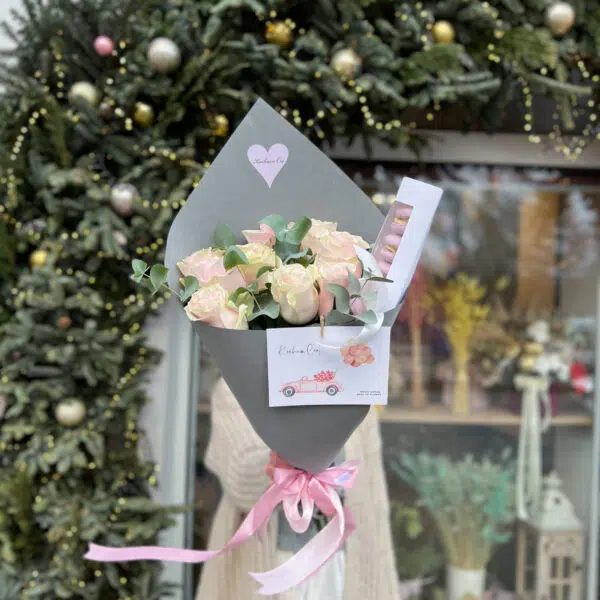 Bukiet róż w zestawie z pudełkiem pełnym makaroników