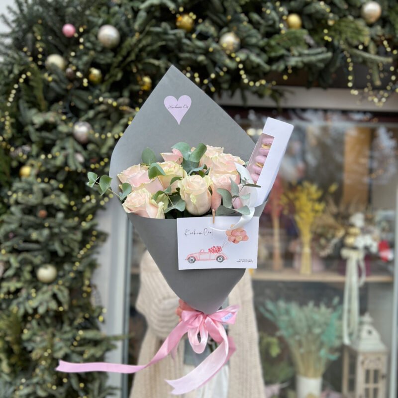 Bukiet róż w zestawie z pudełkiem pełnym makaroników