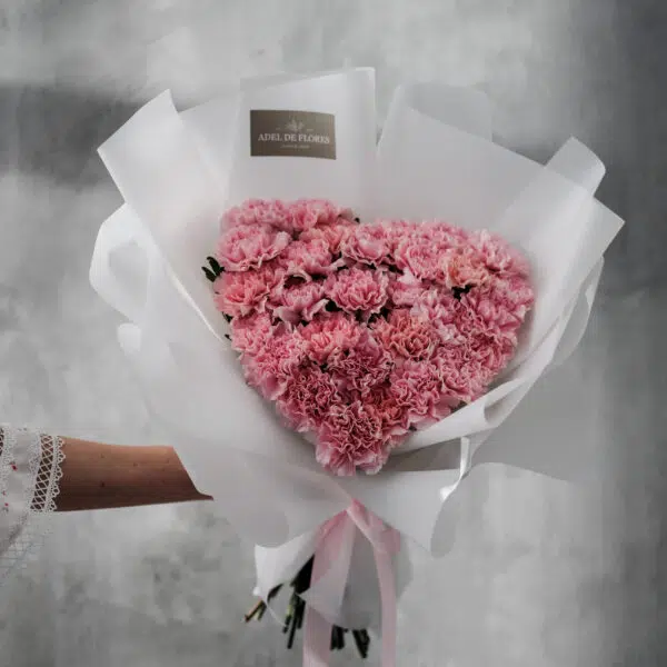 Bukiet w kształcie serduszka z różowych goździków