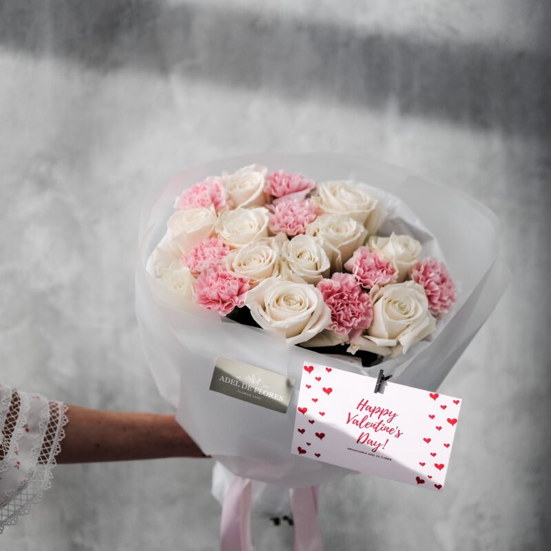 Bukiet z białych róż i goździków