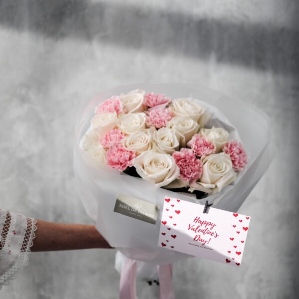 Bukiet z białych róż i goździków