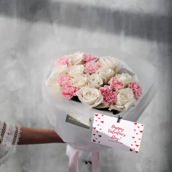 Bukiet z białych róż i goździków