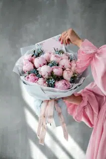 Delikatny bukiet z piwonii i oxypetalum