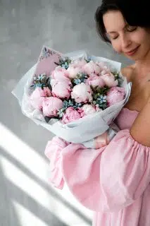 Delikatny bukiet z piwonii i oxypetalum - obrazek 2