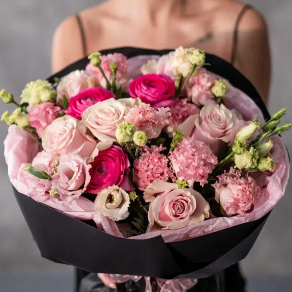 Mieszany bukiet z róż, eustomy, oraz jaskrów