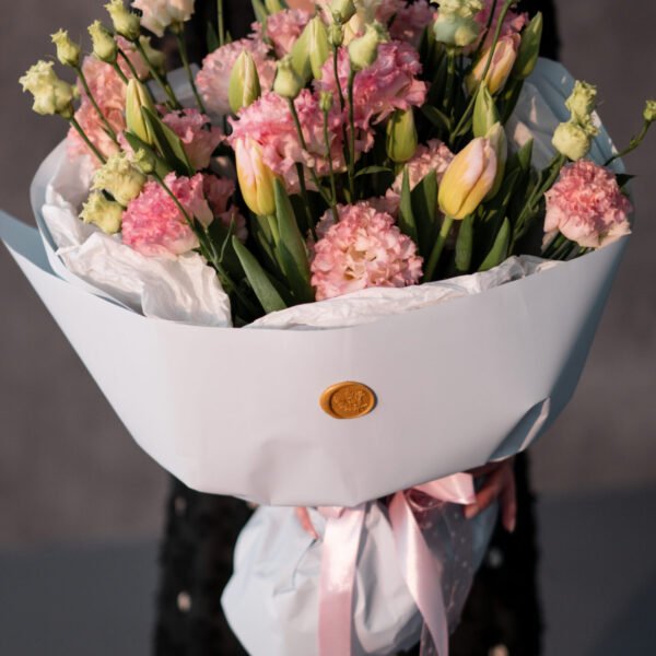 Bukiet z tulipanów i eustomy