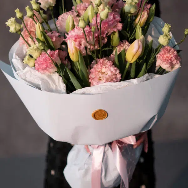 Bukiet z tulipanów i eustomy