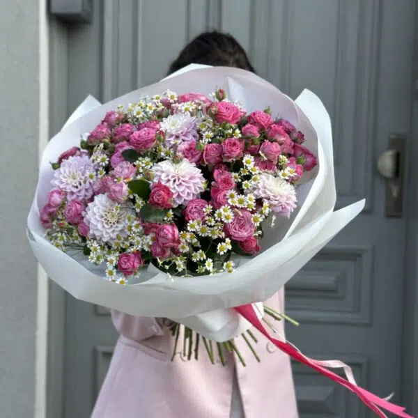 Bukiet z gałązkowych róż i rumianku L