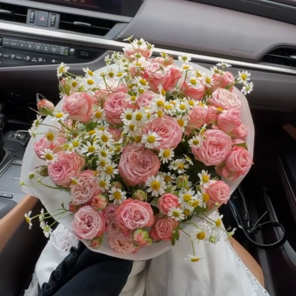 Bukiet z gałązkowych róż i rumianku