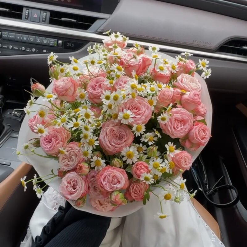 Bukiet z gałązkowych róż i rumianku