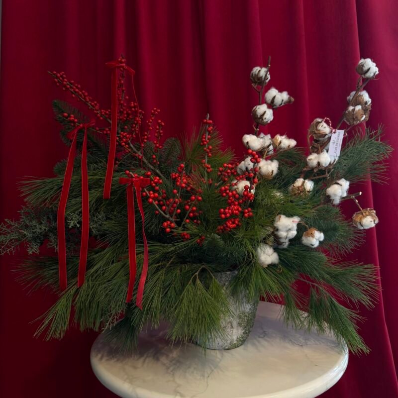 Duża kompozycja w ceramicznym wazonie z bawełną i ilexem