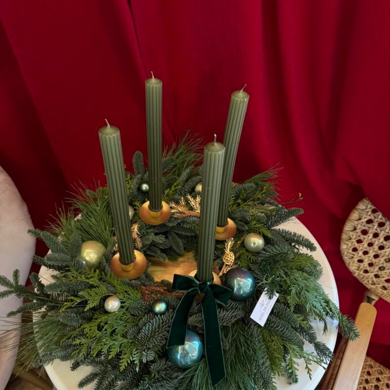 Wianek ze Świecami i Złotym Świecznikiem