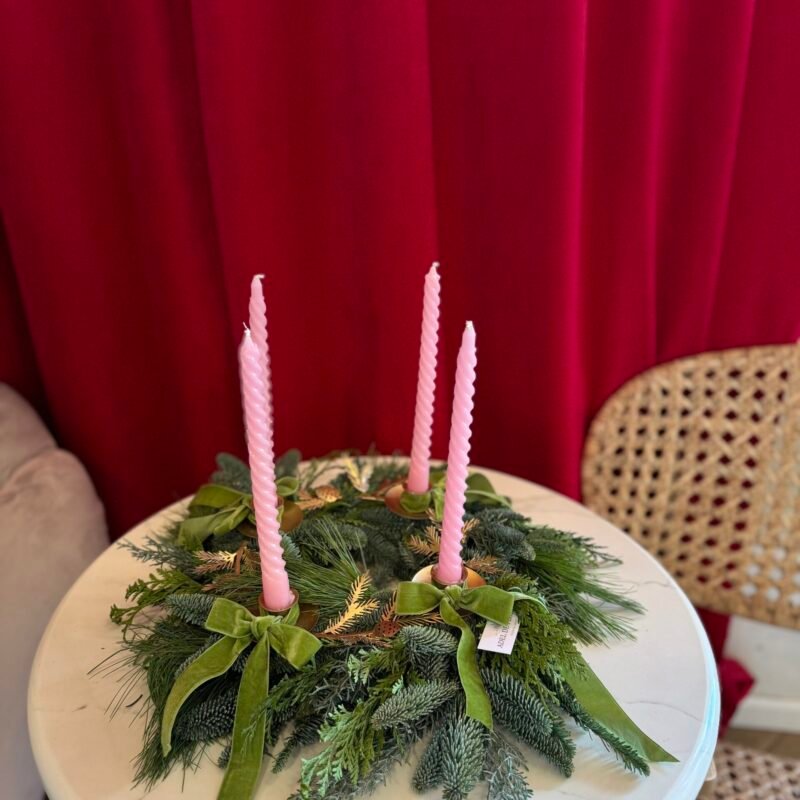 Minimalistyczny wianek ze świecami