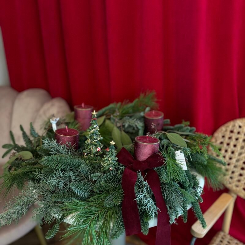 Wieniec na stół z grubymi świecami