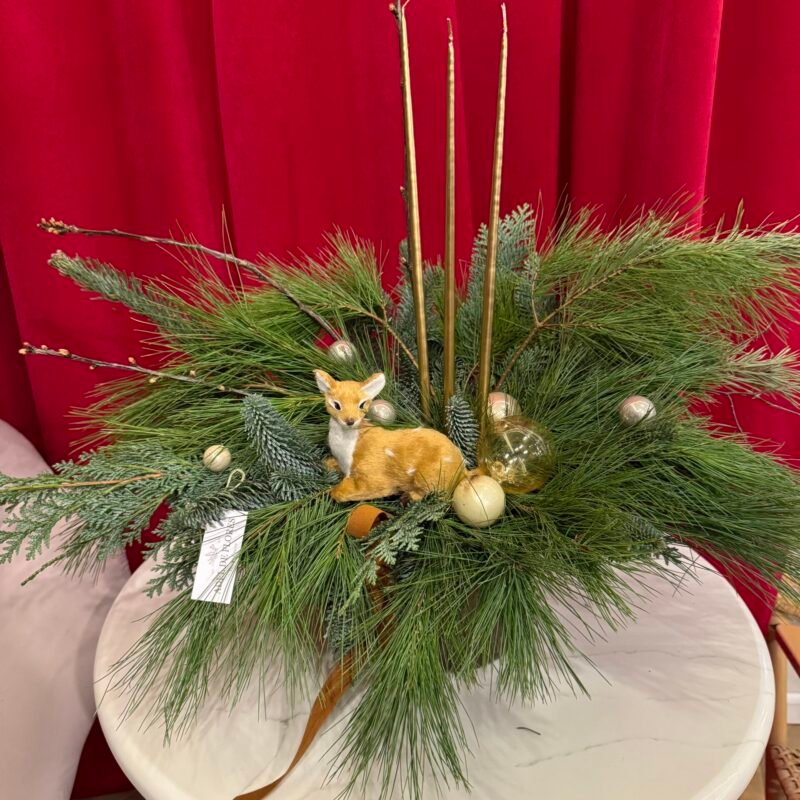 Naturalna kompozycja z jelonkiem i świecami