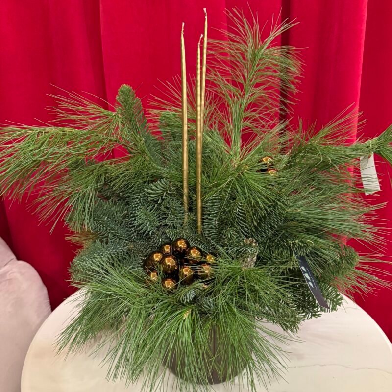 Minimalistyczna kompozycja z cienkimi świecami