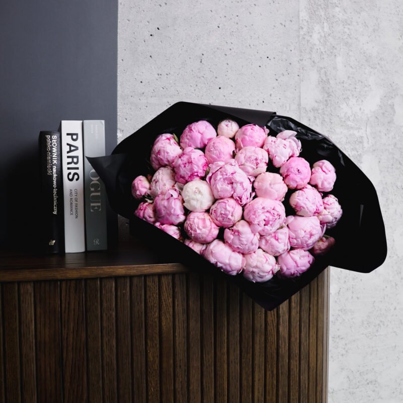 Duży bukiet różowych piwonii