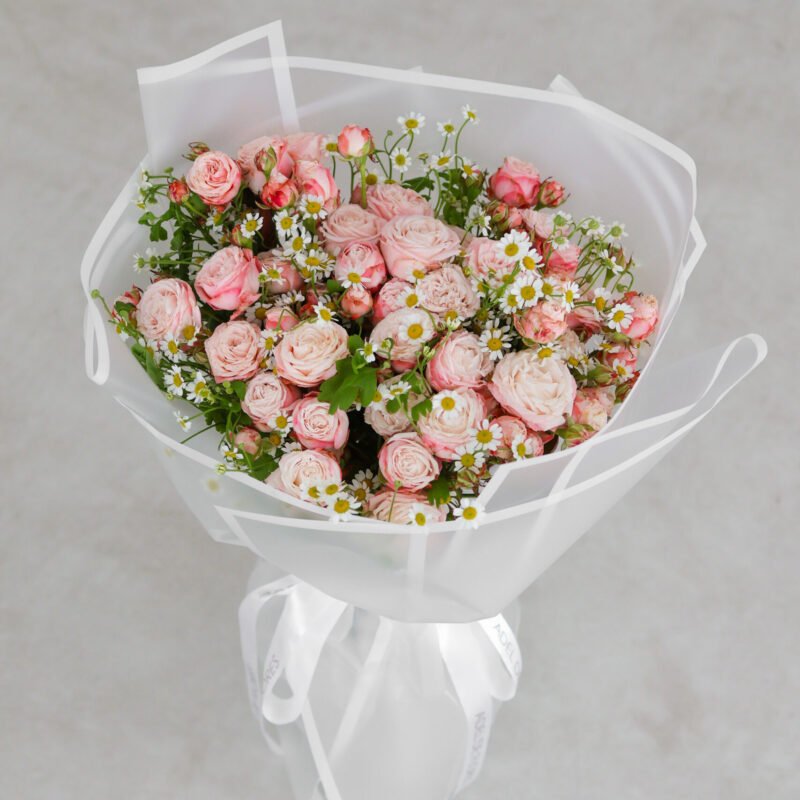 Bukiet z róż Bombastic i rumianków