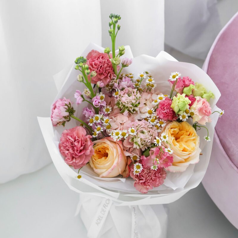 Bukiet z goździków, lewkonii, rumianków i piwoniowych róż