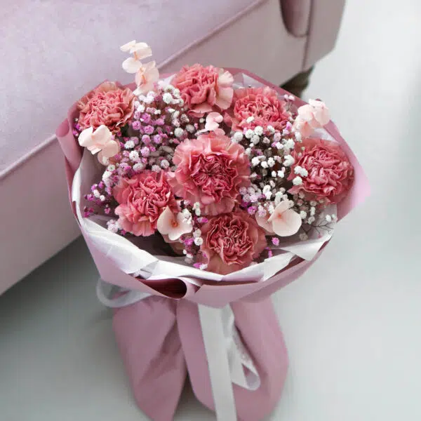 Bukiet z gipsówki, goździków i różowego eukaliptusa