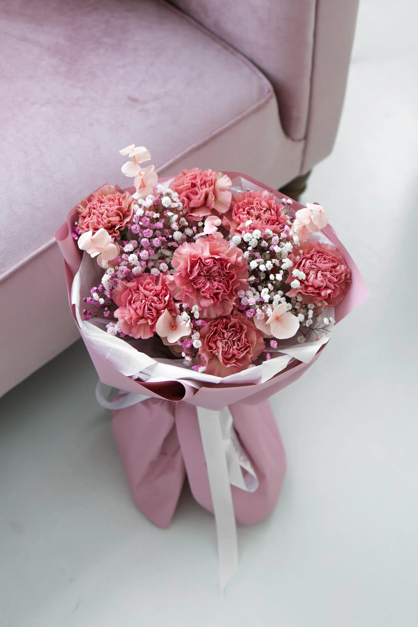 Bukiet z gipsówki, goździków i różowego eukaliptusa