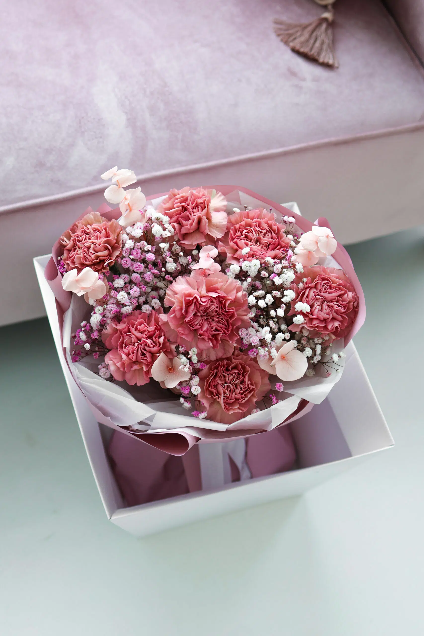 Bukiet z gipsówki, goździków i różowego eukaliptusa - obrazek 3