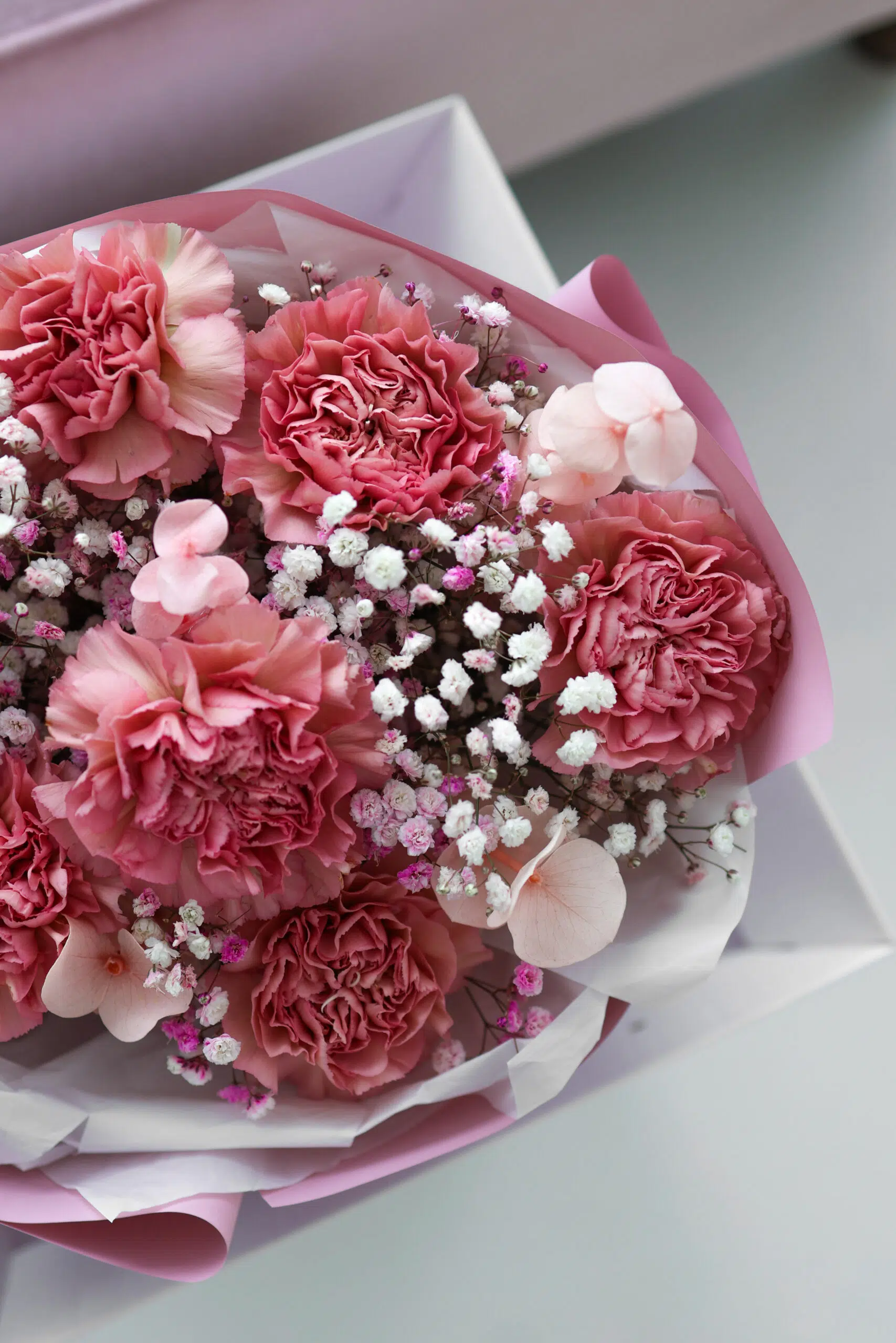 Bukiet z gipsówki, goździków i różowego eukaliptusa - obrazek 2