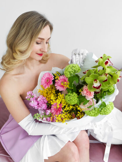 Bukiet z mimozy, lewkonii, gerber, goździków, kaliny i cymbidium