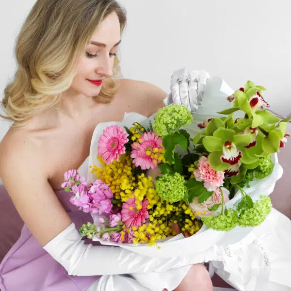 Bukiet z mimozy, lewkonii, gerber, goździków, kaliny i cymbidium