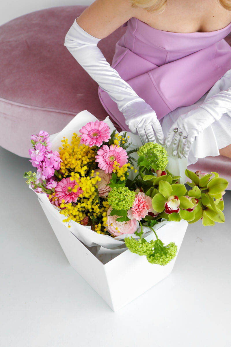 Bukiet z mimozy, lewkonii, gerber, goździków, kaliny i cymbidium - obrazek 2
