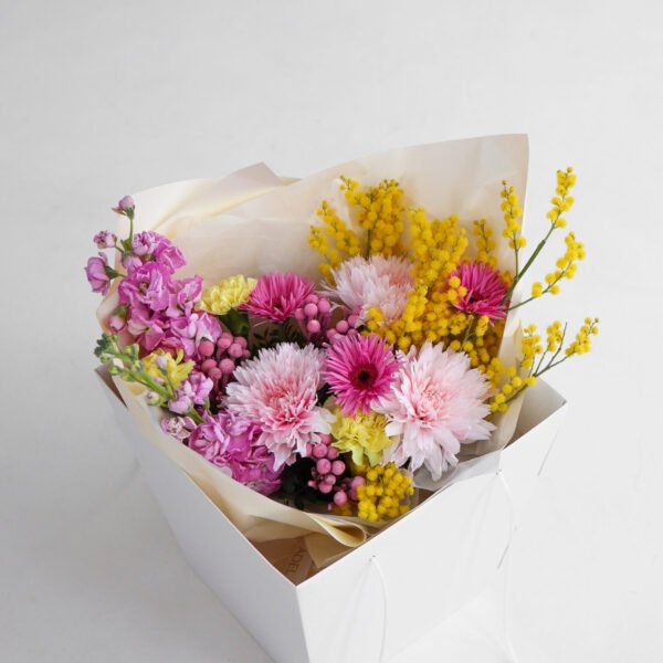 Bukiet z mimozy, lewkonii, gerber, goździków i chryzantem