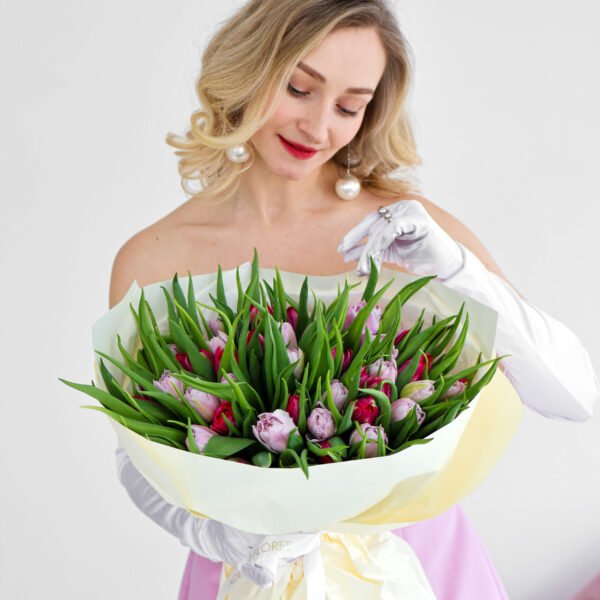 Bukiet z piwoniowych różowych i fioletowych tulipanów