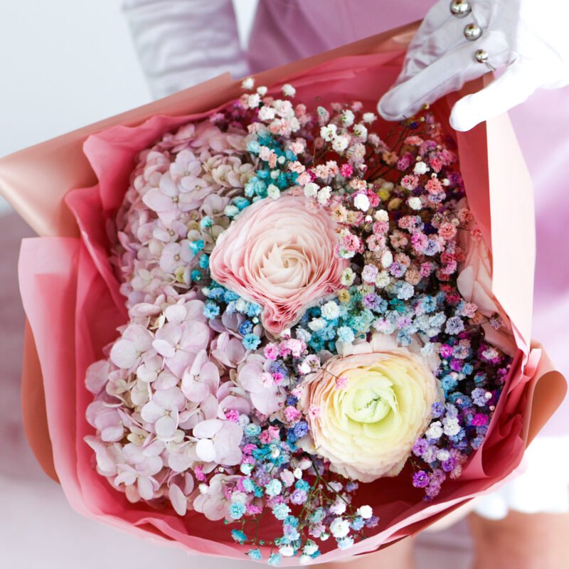 Bukiet z gipsówki, jaskrów i hortensji