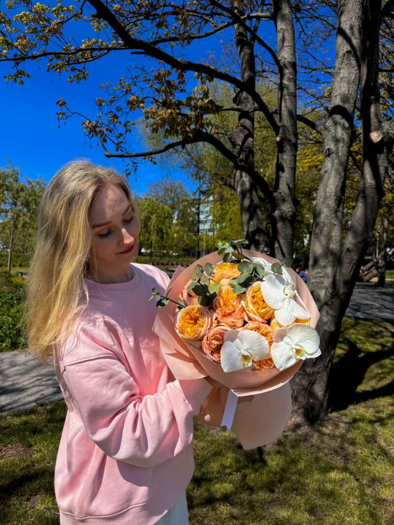 Elegancki bukiet z róż piwoniowych i orchidei - obrazek 2