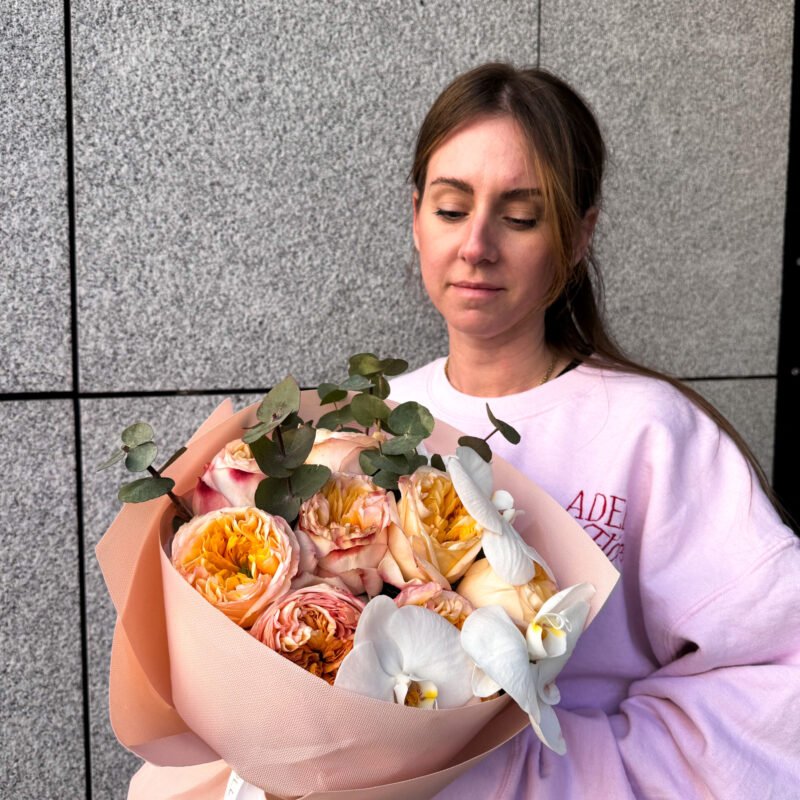 Elegancki bukiet z róż piwoniowych i orchidei