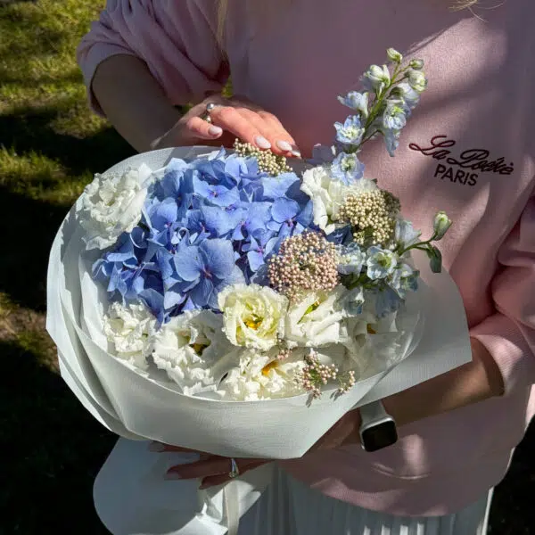 Delikatny bukiet z hortensją i eustomą
