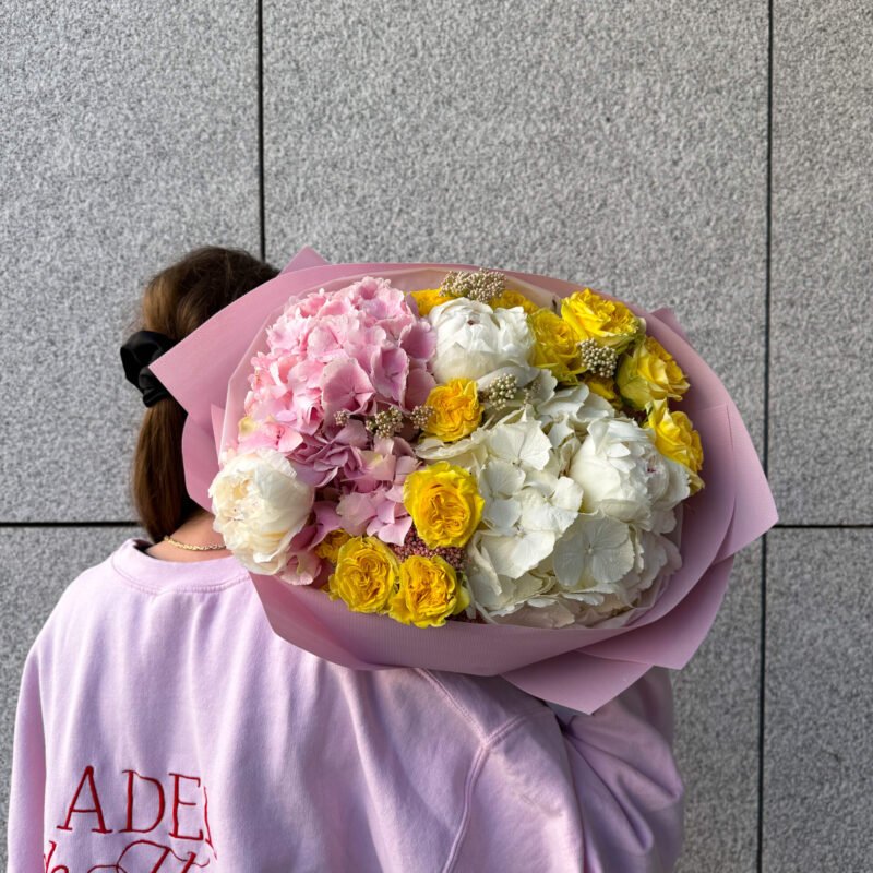 Bukiet z hortensjami, piwoniami i różami gałązkowymi