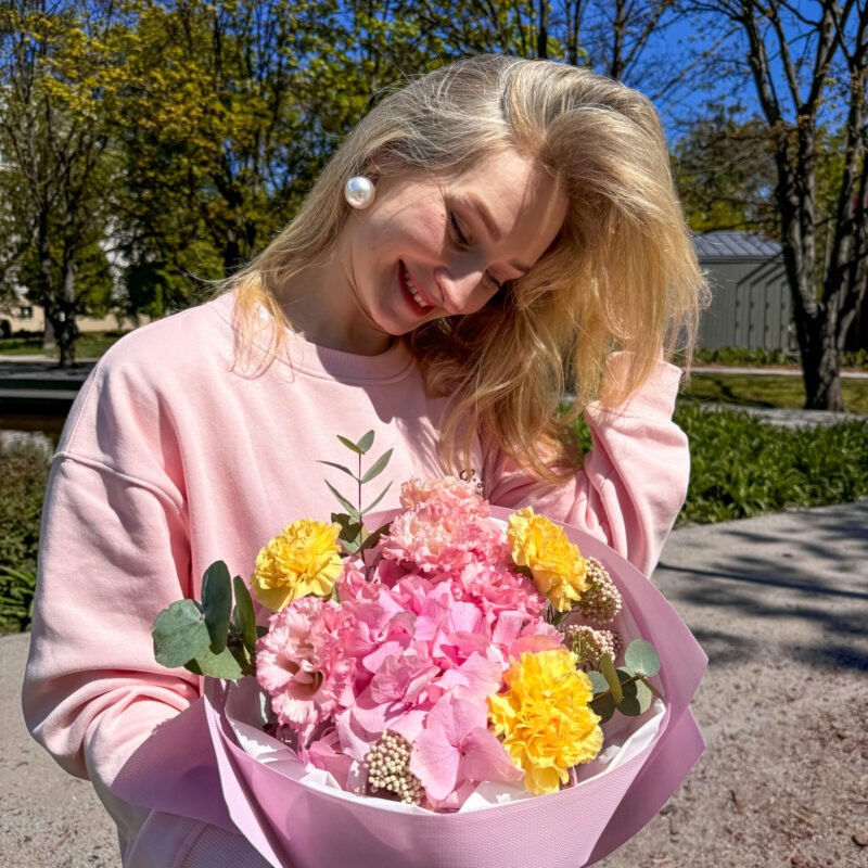 Delikatny, letni bukiet z hortensji, eustomy i goździków