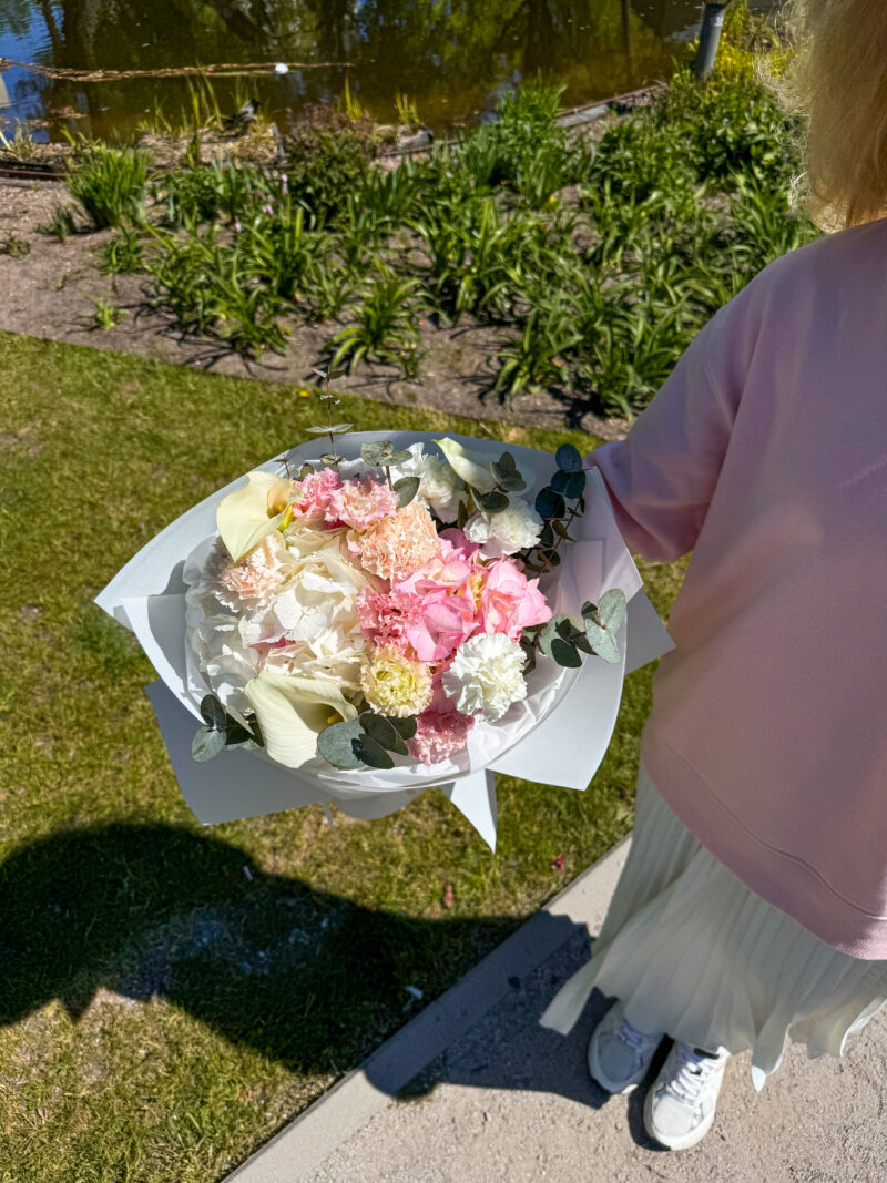 Bukiet z hortensjami, kaliami i eustomą - obrazek 2