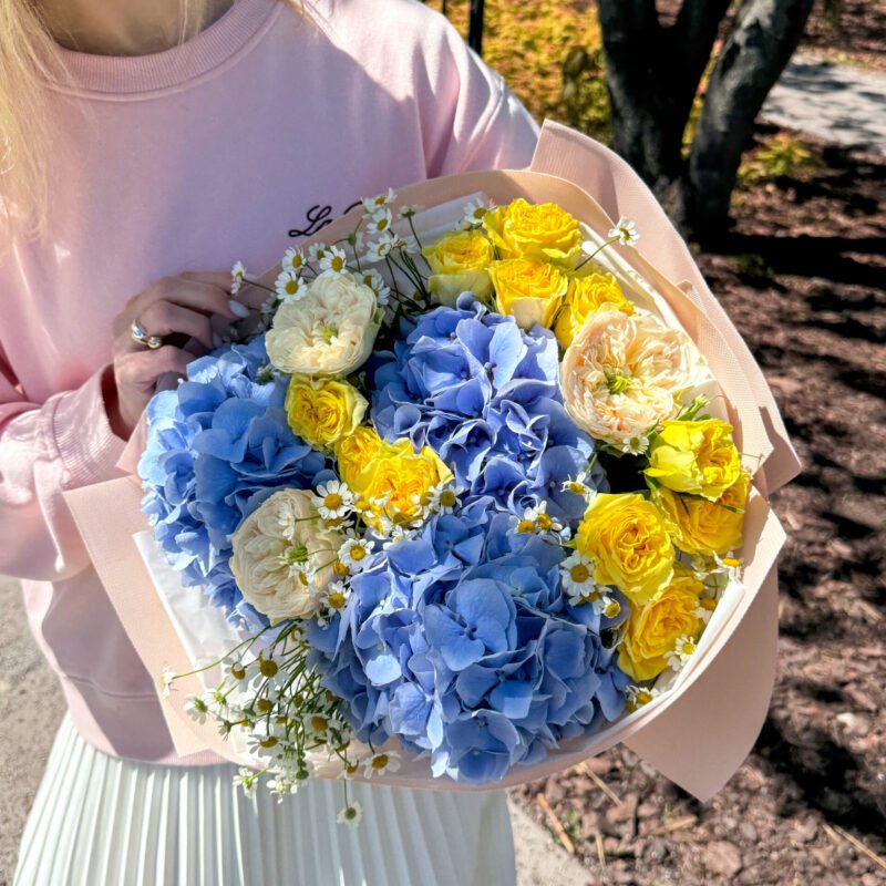 Bukiet z hortensjami, różami piwoniowymi i różami gałązkowymi